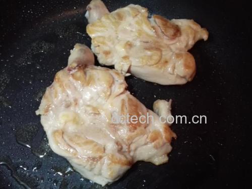 香煎鸡腿煎制过程图