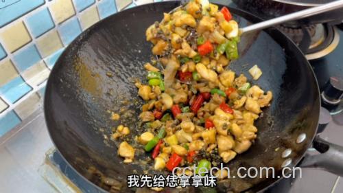 锅中正在翻炒葱爆鸡腿