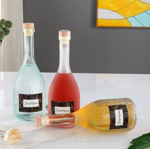 黄桃果酒成品展示与饮用场景