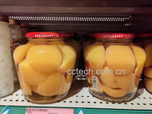 超市货架上的罐装黄桃产品陈列