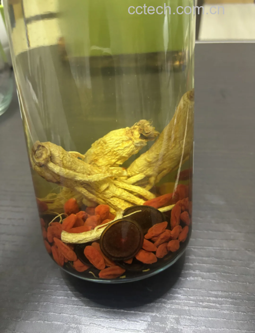 密封浸泡中的鲜人参酒瓶