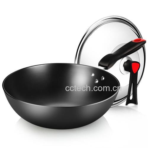 白不老炒土豆在炒锅中翻炒的特写镜头