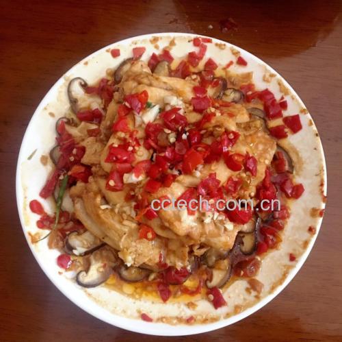 蒜香蚝油白鸟平菇炒鸡片翻炒过程