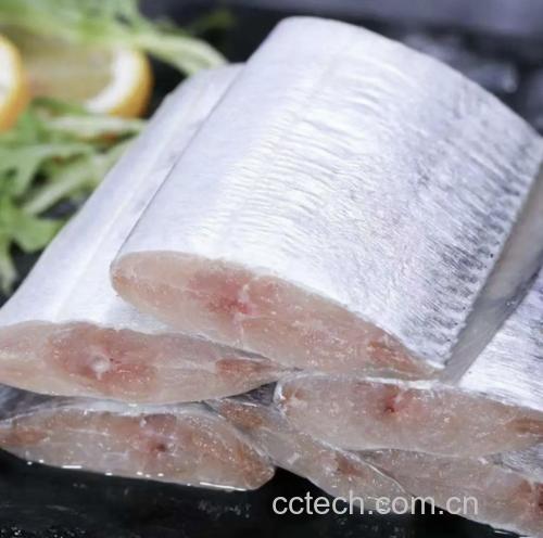 带鱼与其他海鲜搭配摆盘的美食图