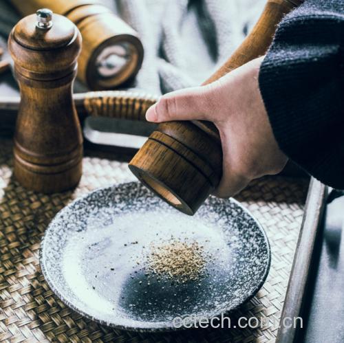 厨房中研磨黑胡椒的场景