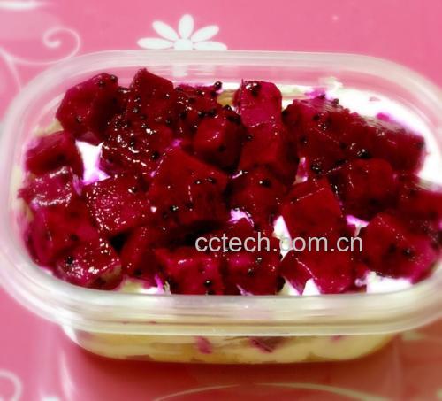 火龙果与酸奶榨汁的制作过程