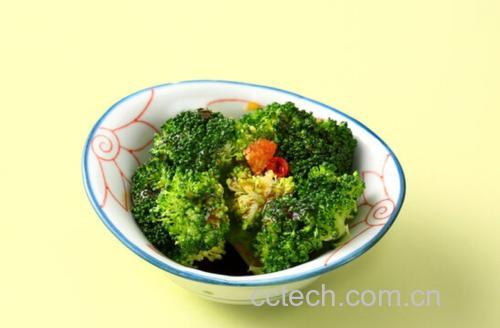 凉拌西兰花摆盘效果