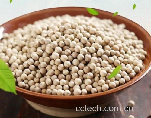 胡椒粉撒入热汤的瞬间特写