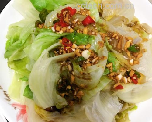 家庭厨房场景:手撕罗马生菜叶片置于竹制沥水篮,旁边摆放鲜切彩椒丁和猕猴桃片,桌面铺亚麻布,体现“现吃现撕、即食搭配”的科学原则