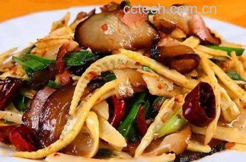 莴苣丝与肉丝在锅中翻炒