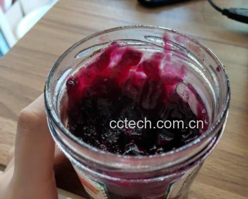 蓝莓果酱与原蓝莓汁对比图示
