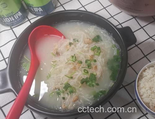 酒烧鸡蛋家庭食用场景