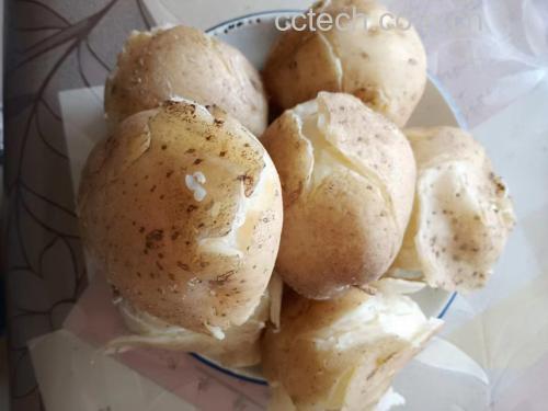 土豆皮与去皮土豆对比图