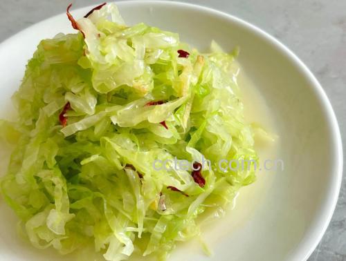 黄心白菜清炒成品与绿心白菜清炒成品对比摆盘