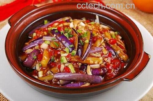 圆茄子炖粉条成品特写:深褐色浓稠酱汁包裹着饱满圆茄块与晶莹粉条,表面点缀翠绿葱花,盛于粗陶砂锅中,热气氤氲,茄块边缘微透光,粉条根根分明有弹性