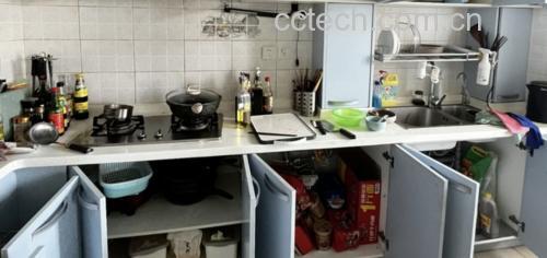 五花肉螺丝椒家常餐桌场景:青花瓷大盘盛装菜肴置于原木餐桌中央,背景虚化处可见砂锅米饭与玻璃水杯,暖光营造温馨家宴氛围