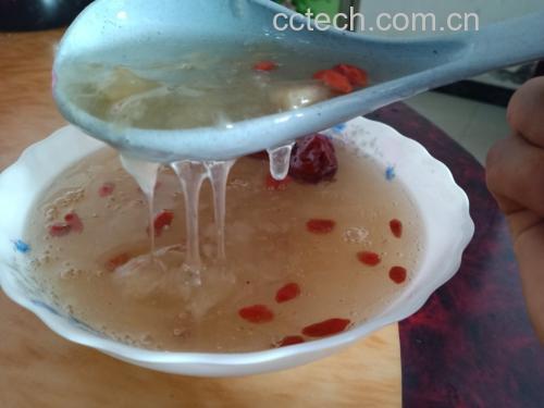 慢火炖煮中的银耳羹