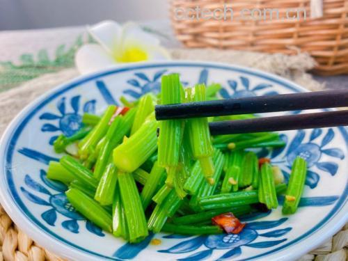 家庭餐桌上摆放的一盘清淡炒山芹菜