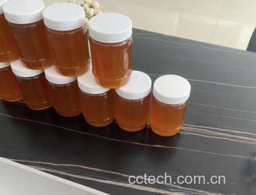 玻璃罐中浸泡中的洋葱蜂蜜混合物