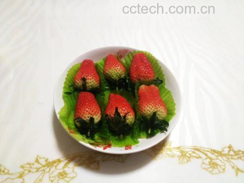 甜宝草莓与儿童一起食用的温馨场景