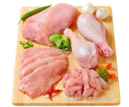 鸡腿与大葱摆放在砧板上
