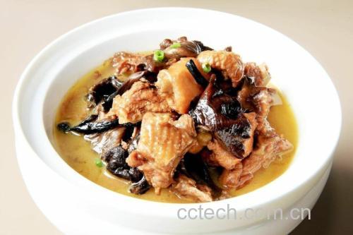 熟地黄炖鸡汤成品图