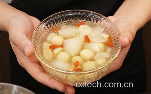 一碗热腾腾的银耳莲子羹特写