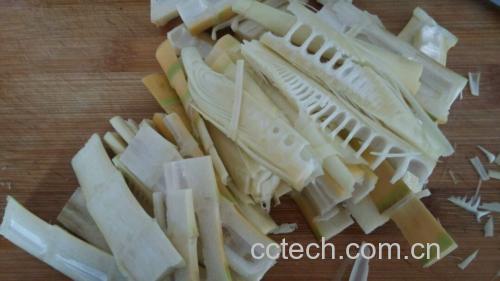 厨房工作台上的竹笋料理全过程