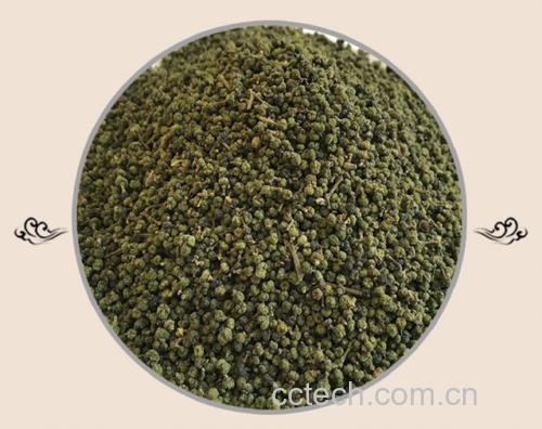 传统中药房场景:木质药柜中整齐排列带标签的枇杷花饮片罐,标签清晰印有“枇杷花 Eriobotrya japonica Thunb. 花蕾 阴干”及批号、产地、熊果酸含量0.89%