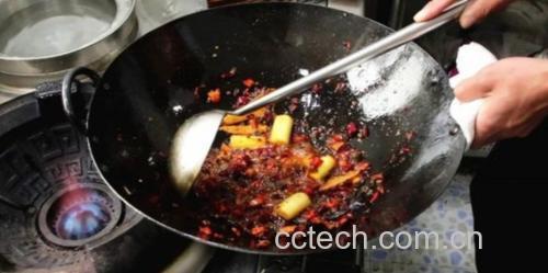 厨房中正在翻炒黑木耳洋葱鸡蛋的过程