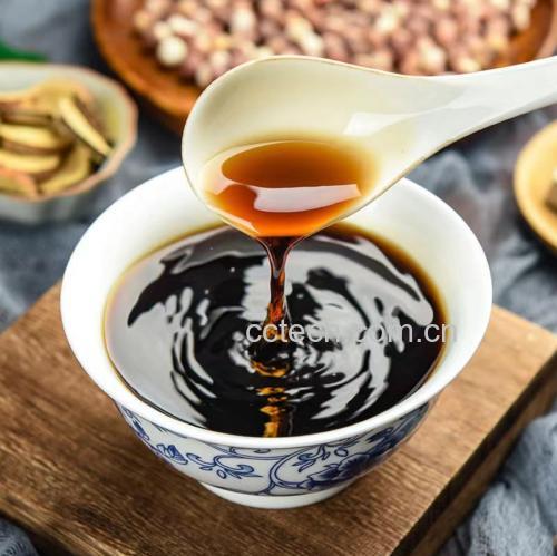 手工熬制过程中的木铲翻拌特写