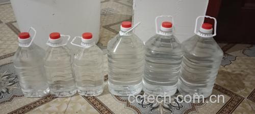 李子泡酒成品与容器