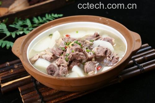 家庭炖羊肉场景照片