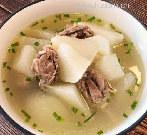 一家人围坐在餐桌前享用热气腾腾的羊肉萝卜汤