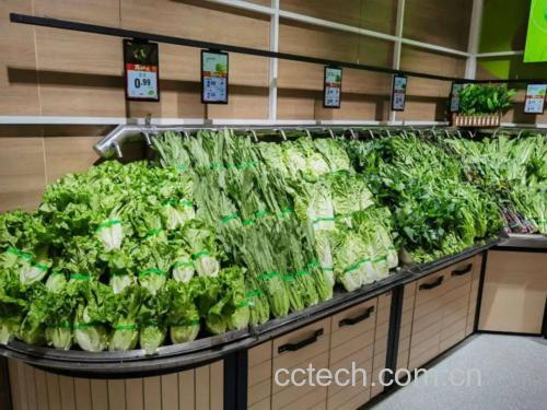 菜市场摊位上的新鲜蔬菜
