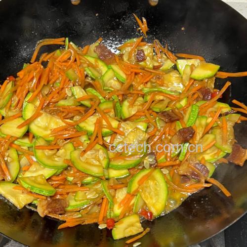 家庭厨房中清炒西葫芦的烹饪过程
