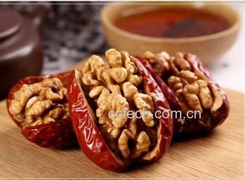 红提葡萄与坚果搭配的健康零食组合