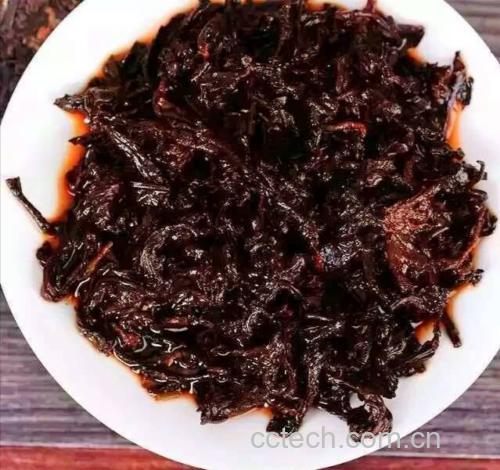 熟地黄与炒白术搭配泡茶的成品图