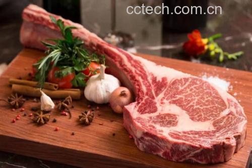 锅中牛肉与子姜、大蒜正在翻炒,香气扑鼻,色泽诱人