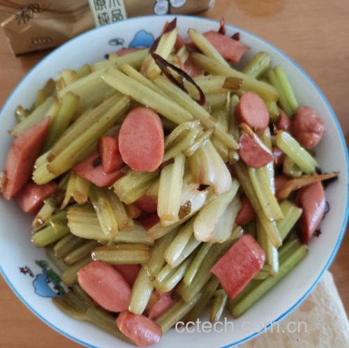 香肠与芹菜一起炒制的菜肴