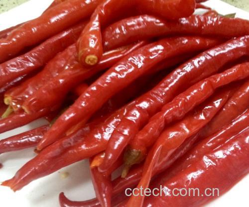 鱼籽辣酱独头蒜装盘,搭配其他小菜组成美食拼盘
