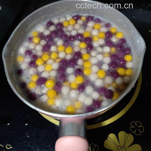 香芋汤圆在锅中煮制过程图