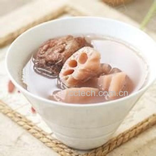 脆莲藕健康应用场景拼图:左上青少年戴护目镜吃藕片、右上术后康复者手持藕汤碗、左下IBS患者记录饮食日记本特写(页面标注'脆莲藕-耐受')