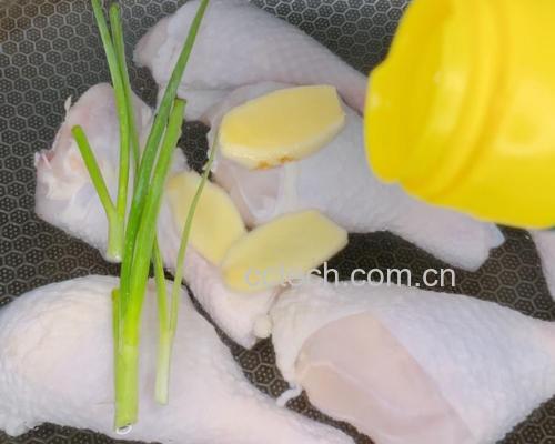 大葱与鸡腿同锅翻炒场景