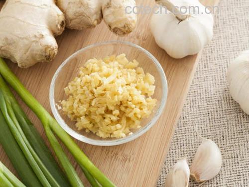 厨房中不同种类葱类食材拼盘特写