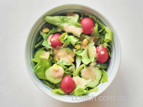 小黄瓜与其他食材搭配沙拉