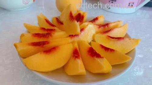 鲜食黄桃切块摆盘图