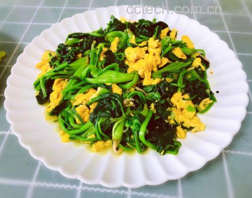 成品白不老炒鸡蛋装盘图