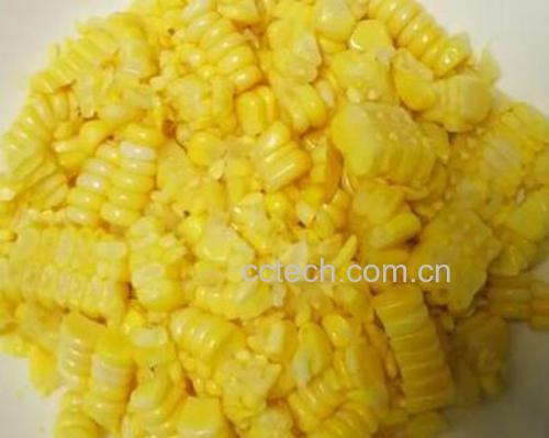 玉米粒焯水后捞出沥干过程