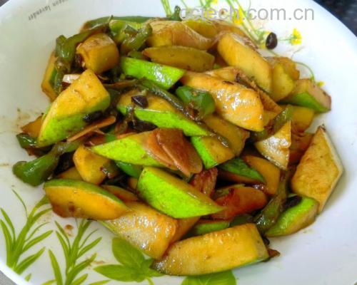 清炒青蚕豆搭配胡萝卜丁与蒜片的菜肴